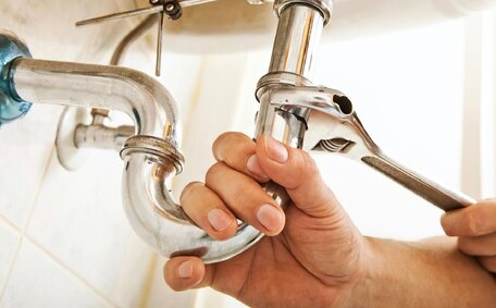Emergency plumber benefits businesses